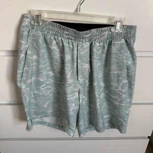 Lululemon Channel Cross Board Shorts Swim Trunks Size Large with Pockets